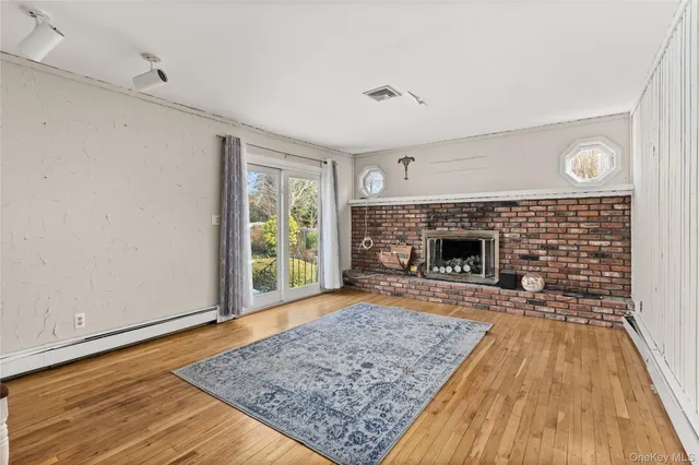 $899,999 | 11 Marlboro Lane, East Islip, NY 11730