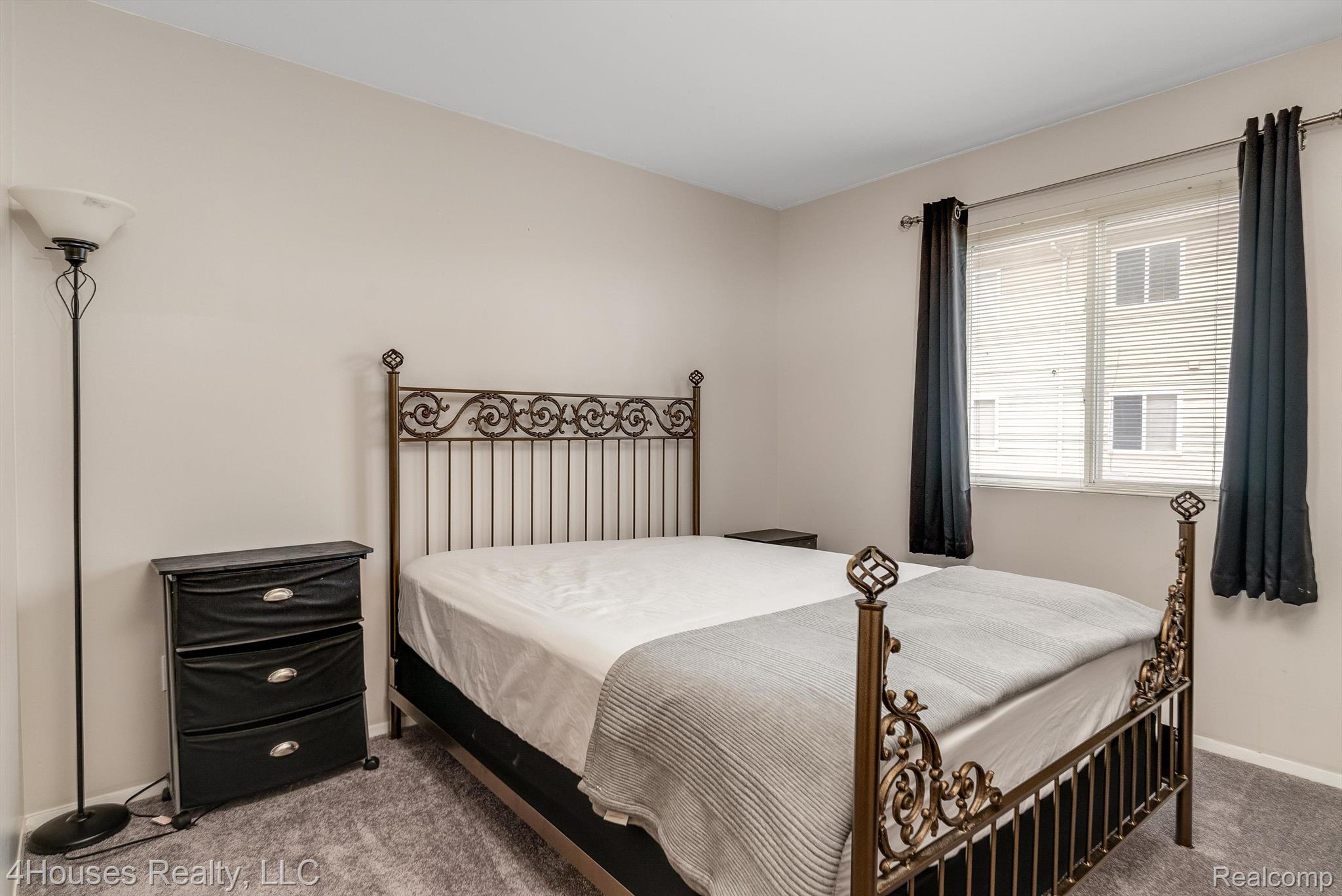 654 Lydia Lane, Unit 48 Pontiac, MI 48341 - Photo 17 of 38 Primary Bedroom Furnished