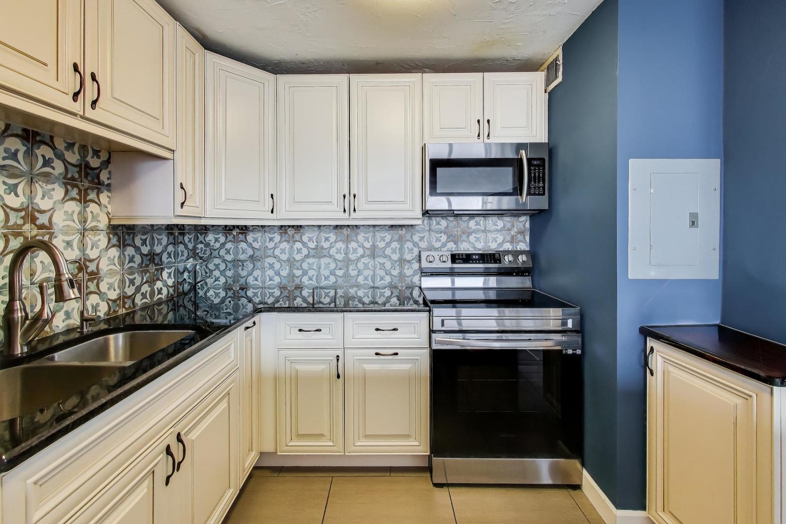 5740 North Sheridan Road, Unit 12E Chicago, IL 60660 - Photo 12 of 22 Gallery Image 12