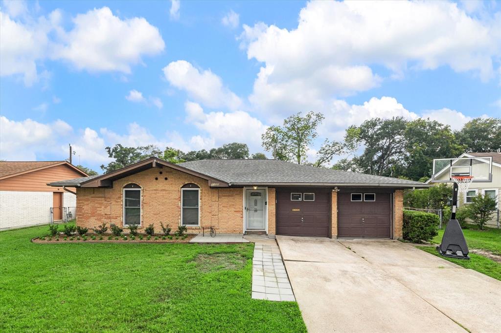 Welcome to 4123 Lou Anne in Oak Forest! This home offers easy access to 290, 610 and I10!