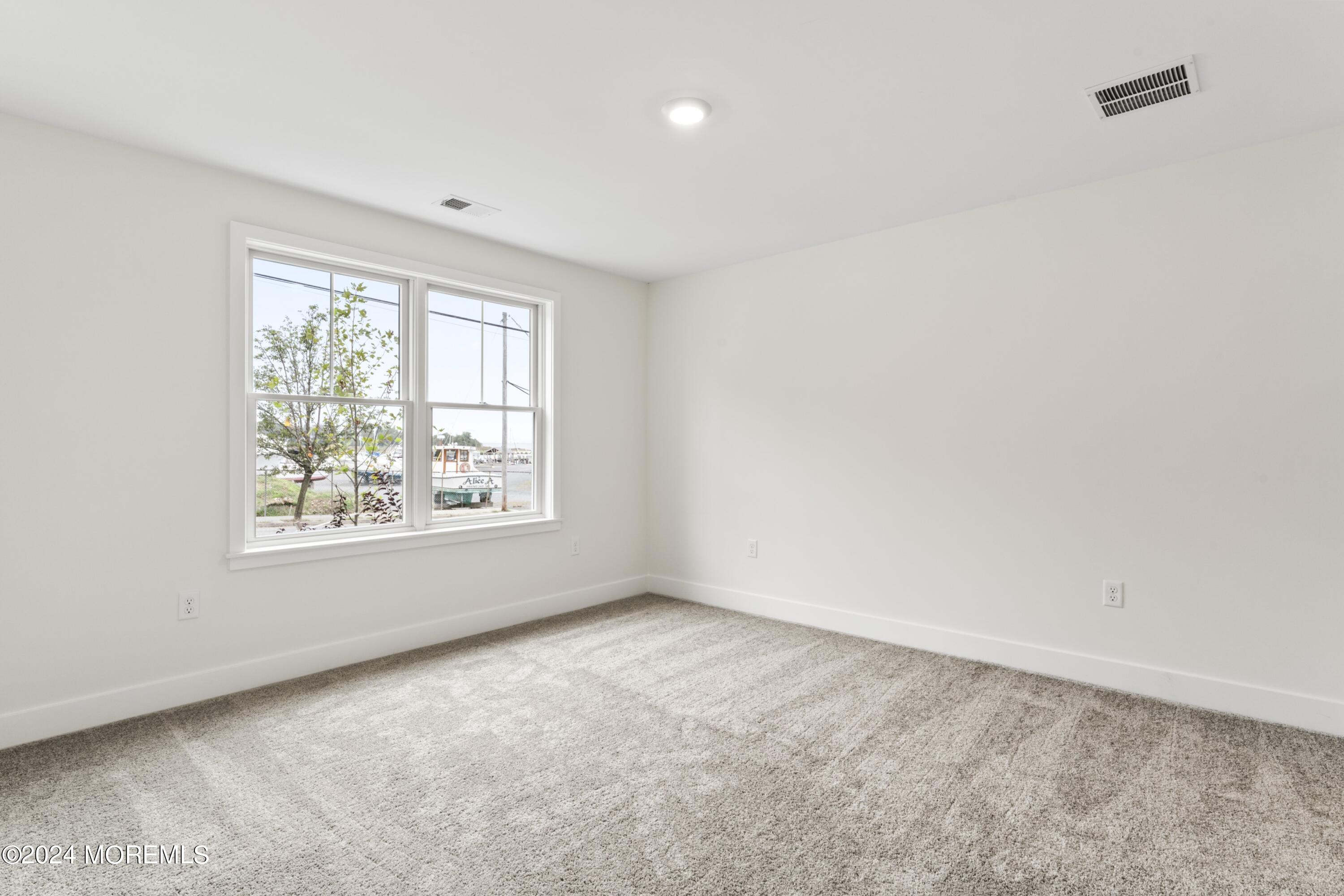 25 Raritan Cove Keyport, NJ 07735 - Photo 6 of 50 an empty room with a window