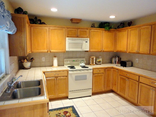 8399 Hemlock Ridge Road Blowing Rock, NC 28605 - Photo 19 of 25 Gallery Image 19