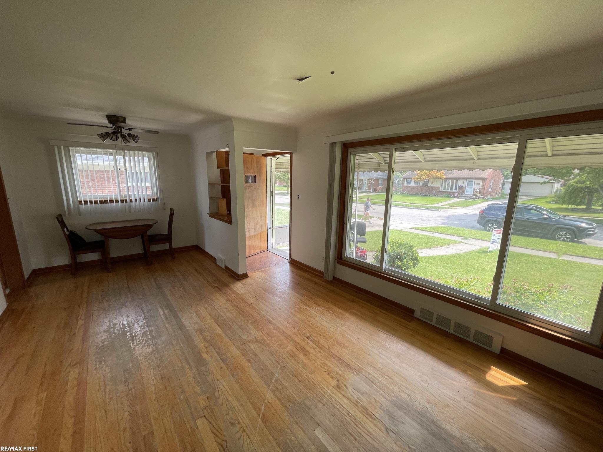 900 Crest Mtclemenscity Macomb Mi 48043 Mount Clemens, MI 48043 - Photo 10 of 17 50118201-9.JPG