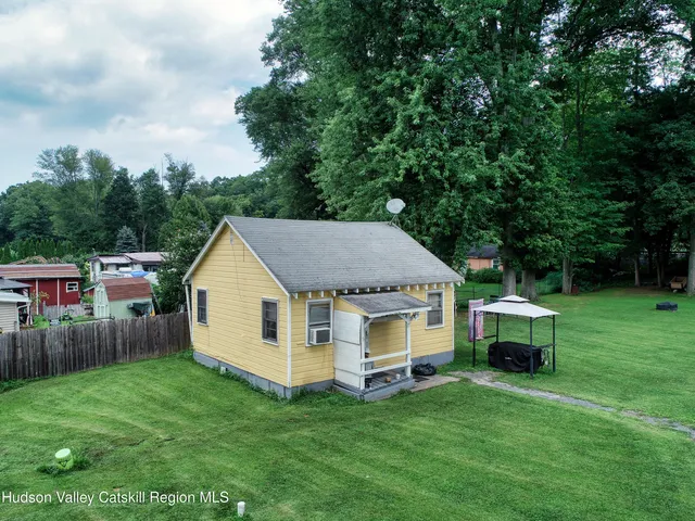 a view of a house with backyard and garden