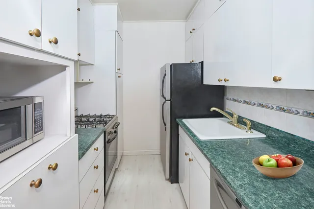 $575,000 | 225 East 76th Street, Unit 4A | Lenox Hill