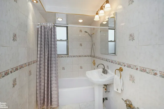 $575,000 | 225 East 76th Street, Unit 4A | Lenox Hill