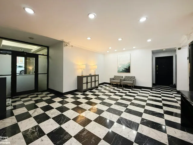 $575,000 | 225 East 76th Street, Unit 4A | Lenox Hill