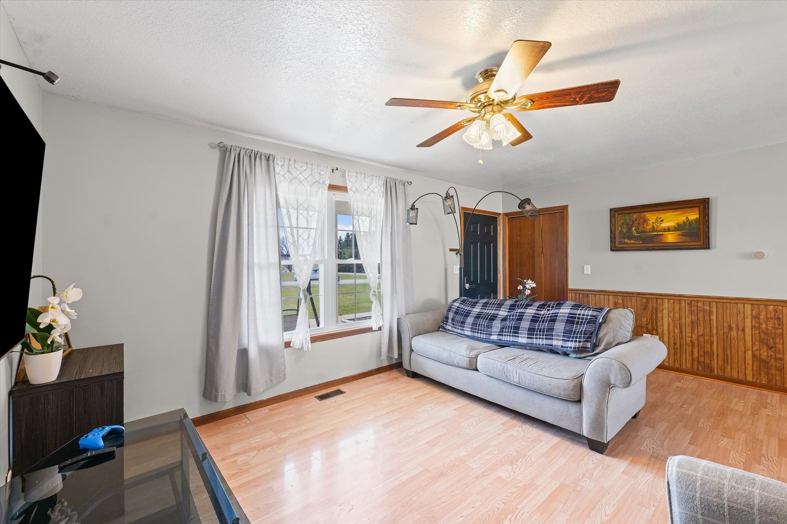 29 Falcon Pass Camargo, IL 61919 - Photo 7 of 27 a living room with furniture and a large window