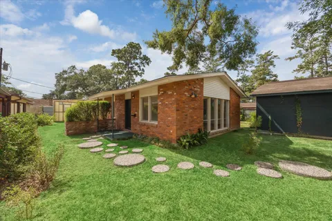 a view of a house with a backyard