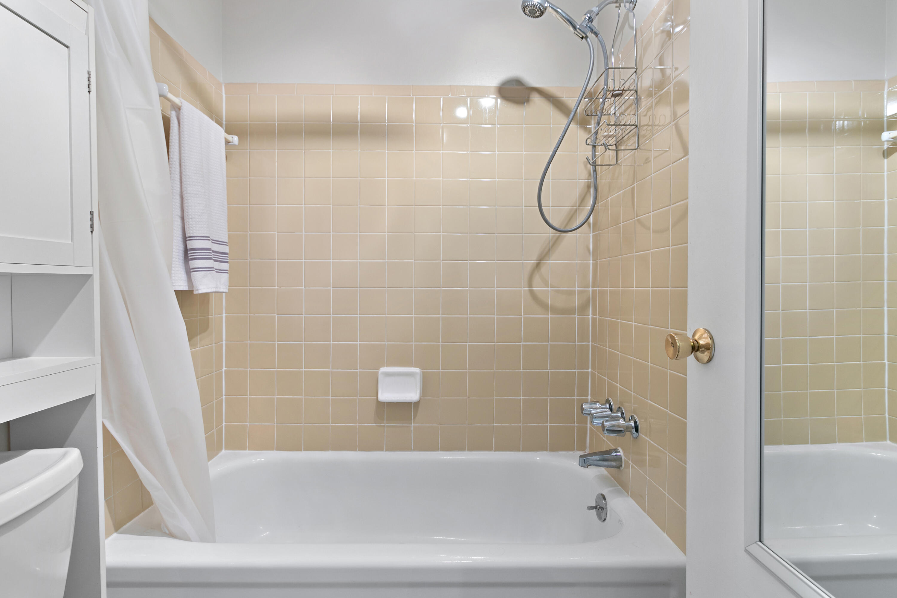 6962 Harvard Lane Canton, MI 48187 - Photo 15 of 22 6962 Harvard Bathroom