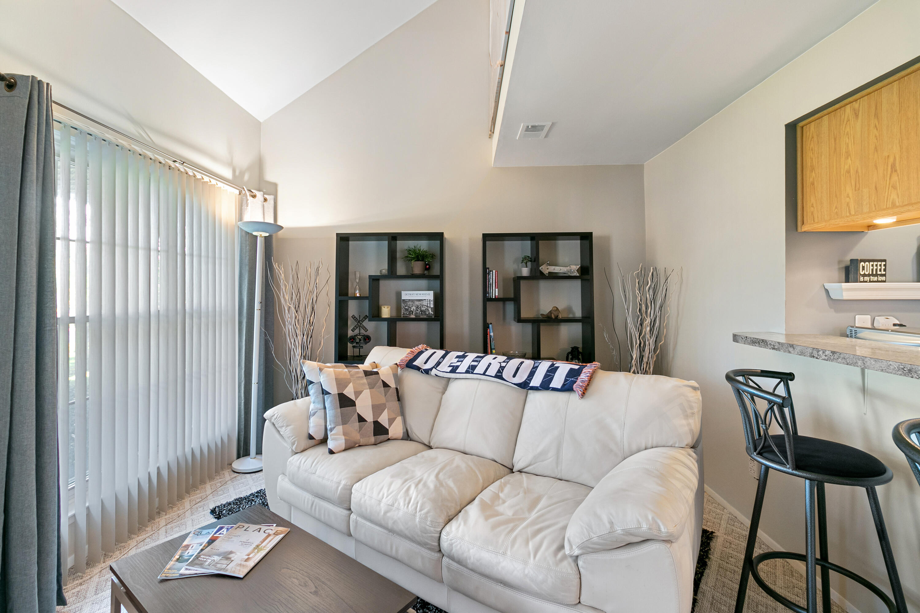 6962 Harvard Lane Canton, MI 48187 - Photo 4 of 22 6962 Harvard Living Room