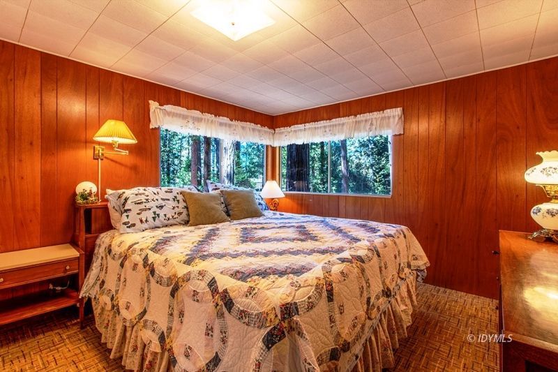 27401 Saunders Meadow Road Idyllwild, CA 92549 - Photo 17 of 37 a bed sitting in a bedroom next to a window