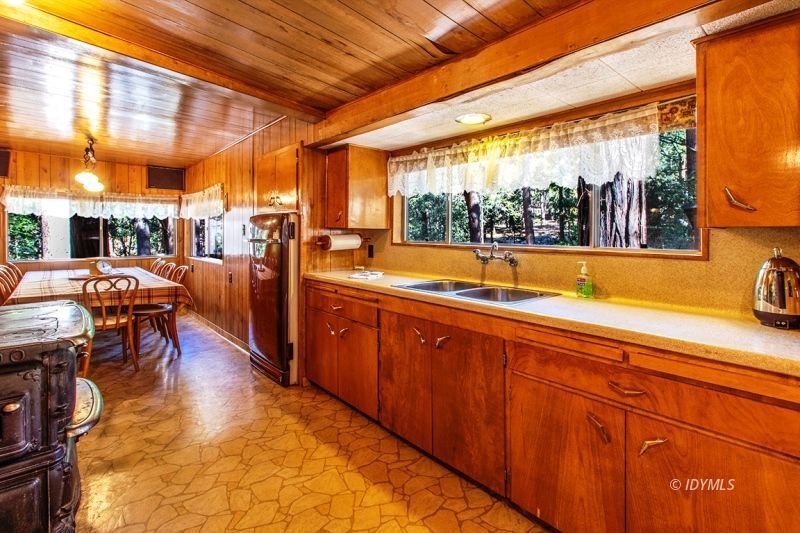 27401 Saunders Meadow Road Idyllwild, CA 92549 - Photo 23 of 37 a view of a kitchen with a large pool table and chairs