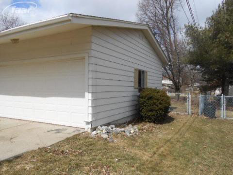 1023 Springview Drive Flushing, MI 48433 - Photo 16 of 25 20352104-16.JPG