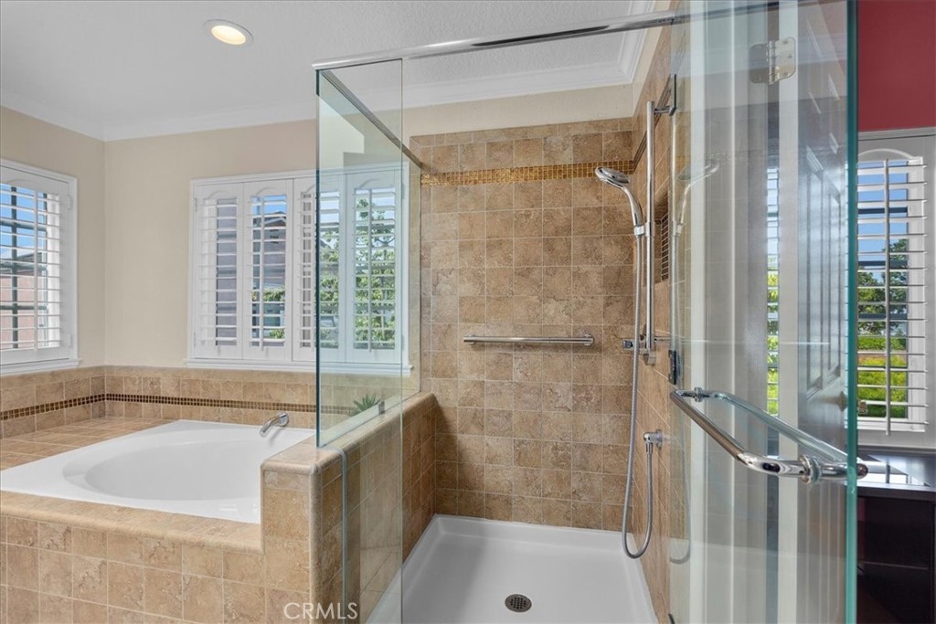 2123 Shelburne Way, Unit 29 Torrance, CA 90503 - Photo 23 of 41 a bath tub sitting next to a shower