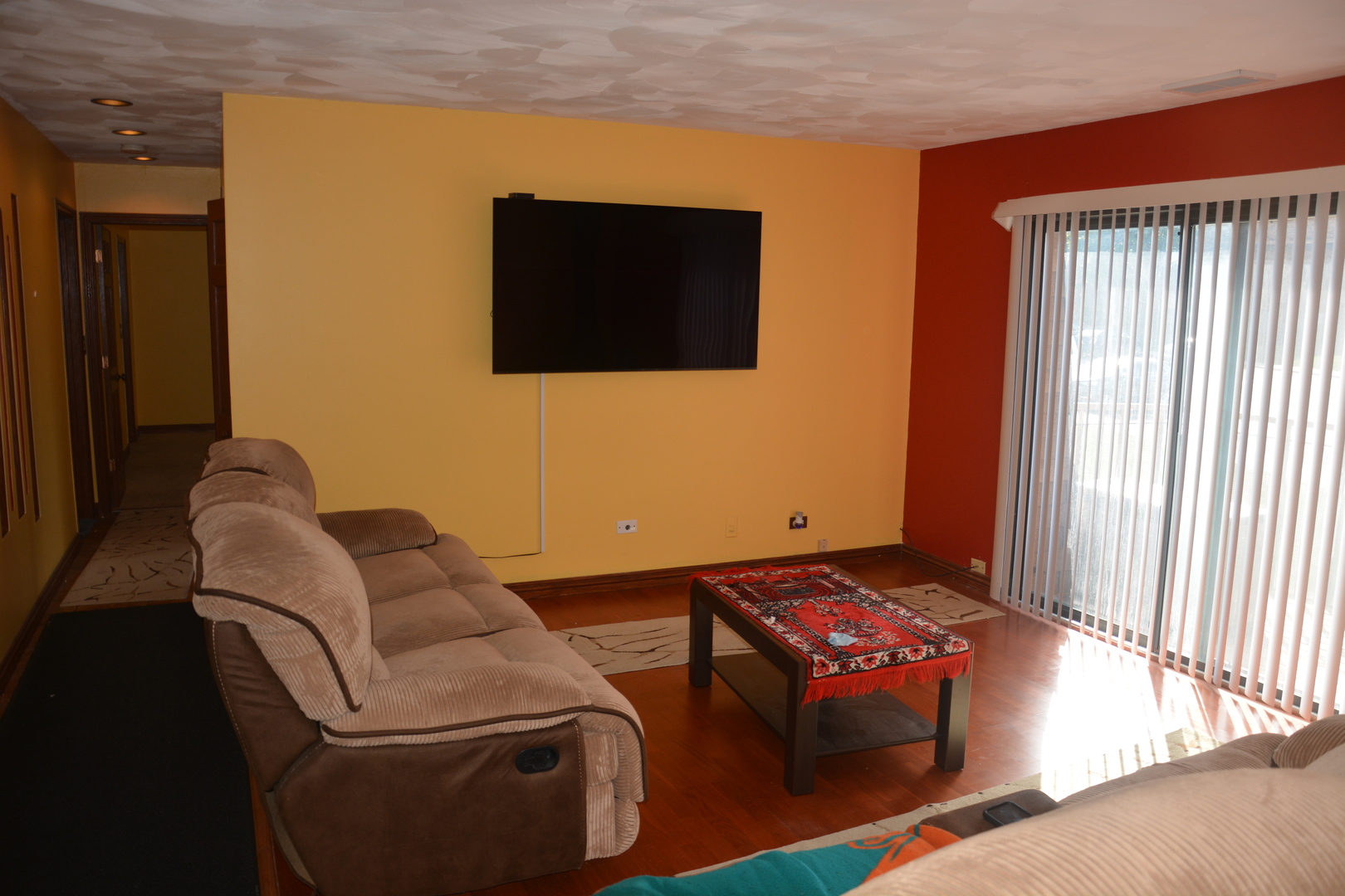 711 Tipperary Court, Unit 2D Schaumburg, IL 60193 - Photo 5 of 17 a living room with furniture and a flat screen tv