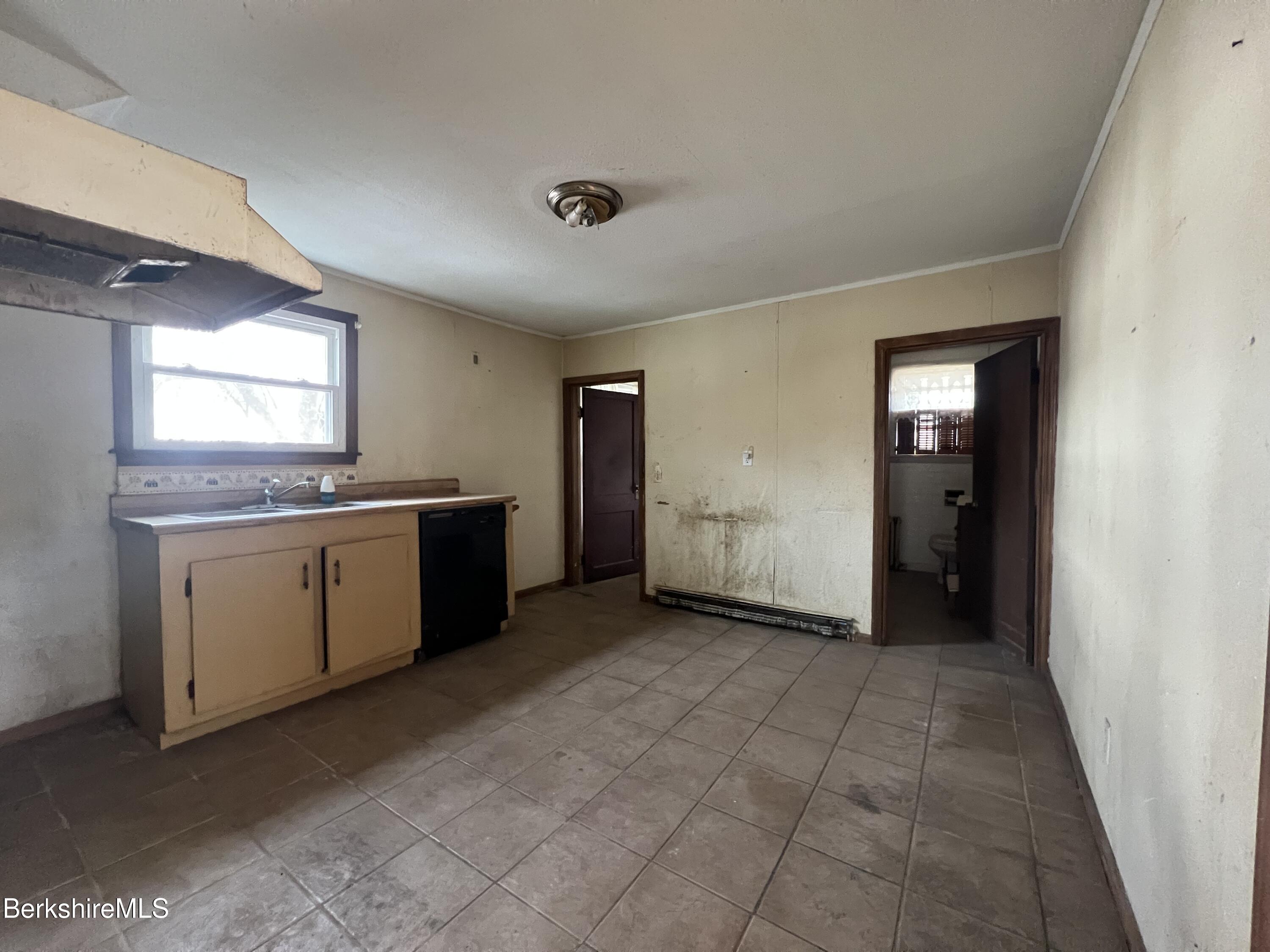 16 King Street Pittsfield, MA 01201 - Photo 10 of 19 IMG_0336