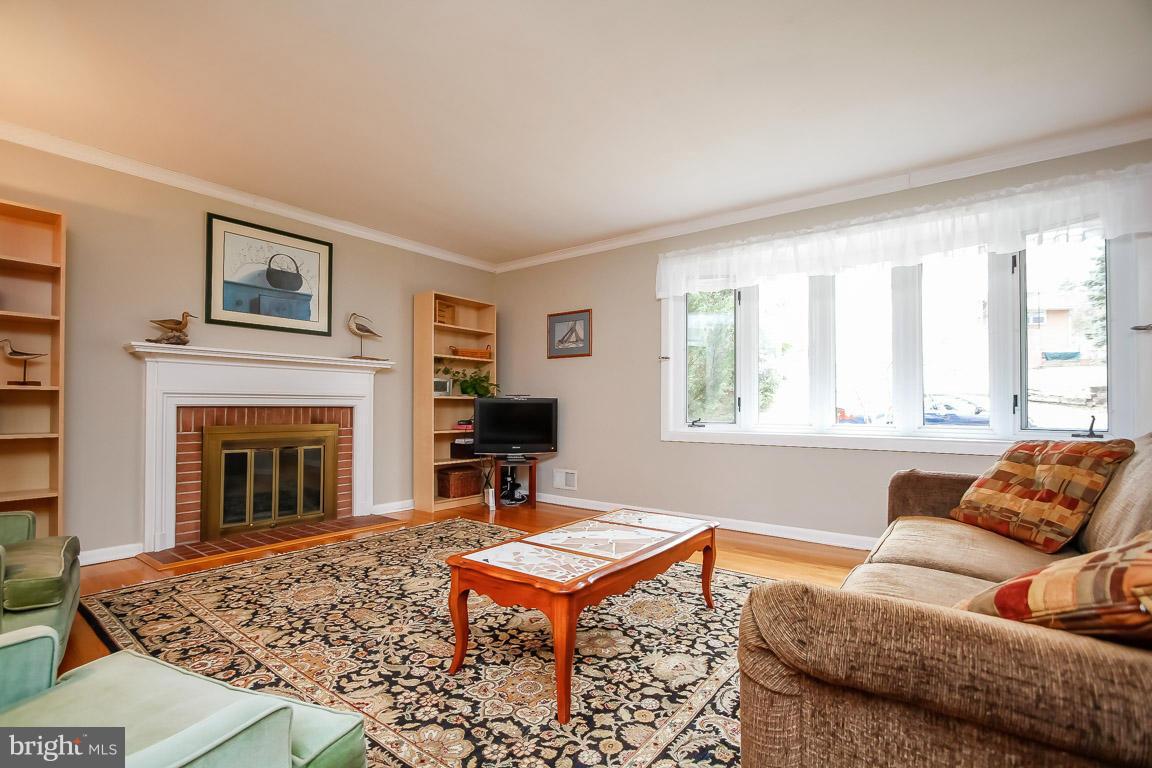 15 Edgeclift Road Towson, MD 21286 - Photo 2 of 26 Living Room