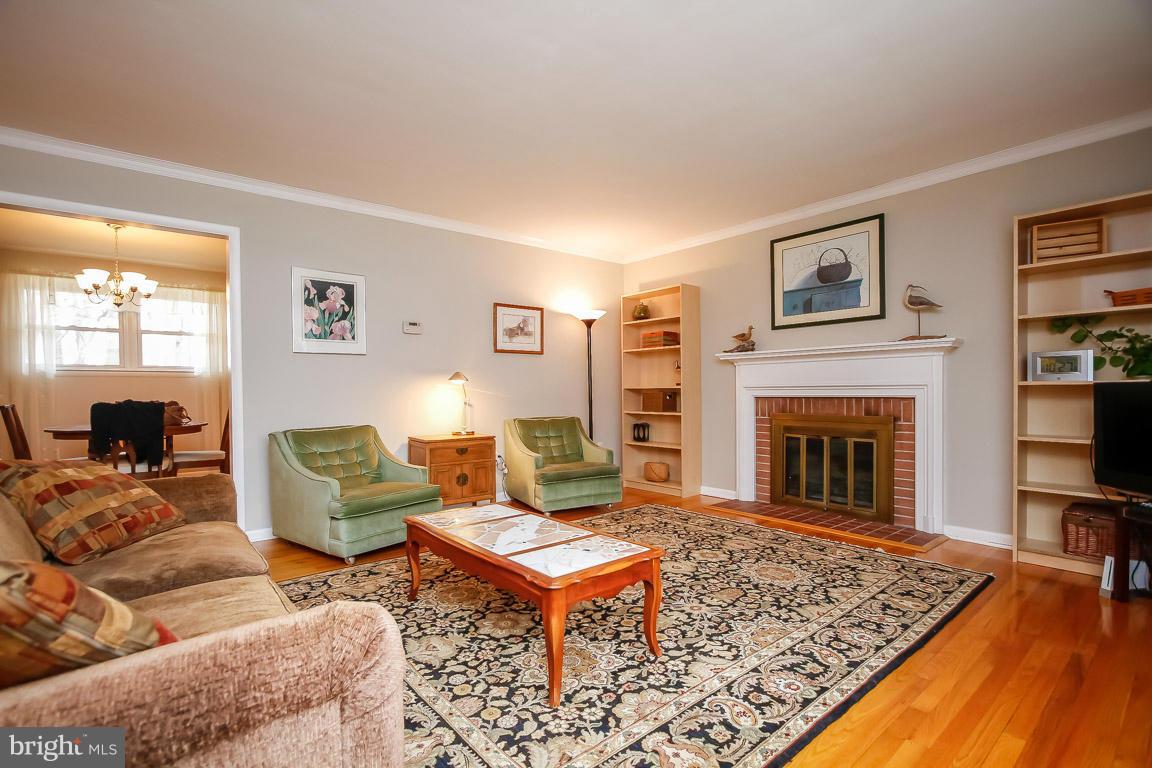 15 Edgeclift Road Towson, MD 21286 - Photo 3 of 26 Living Room