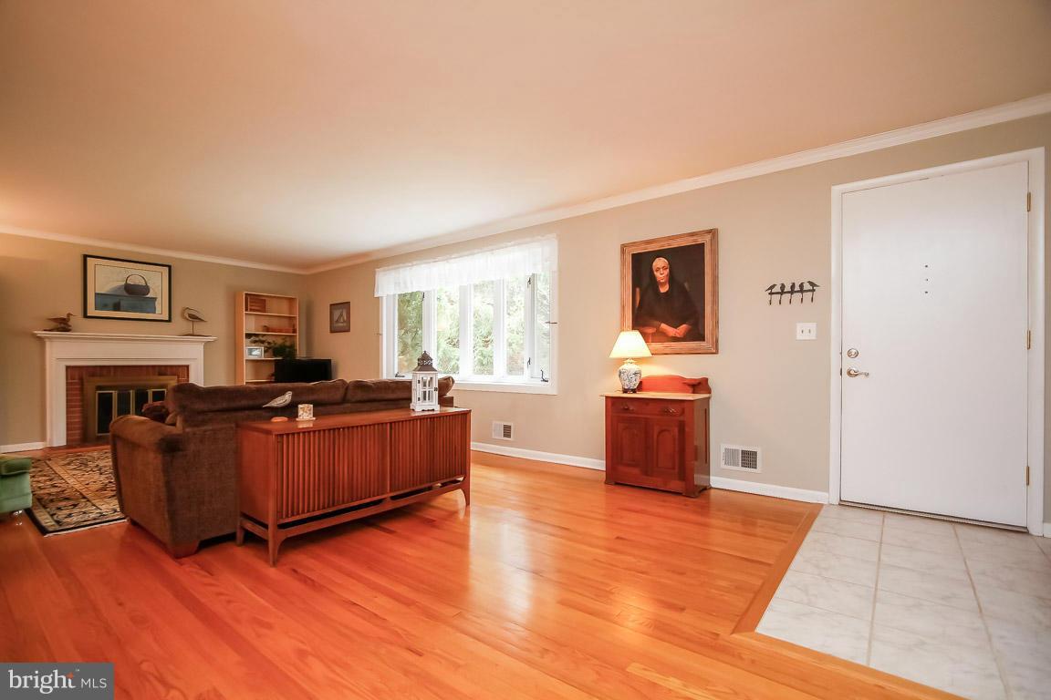 15 Edgeclift Road Towson, MD 21286 - Photo 4 of 26 Living Room