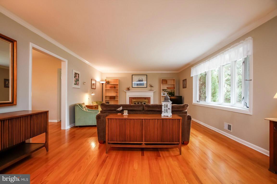 15 Edgeclift Road Towson, MD 21286 - Photo 5 of 26 Living Room