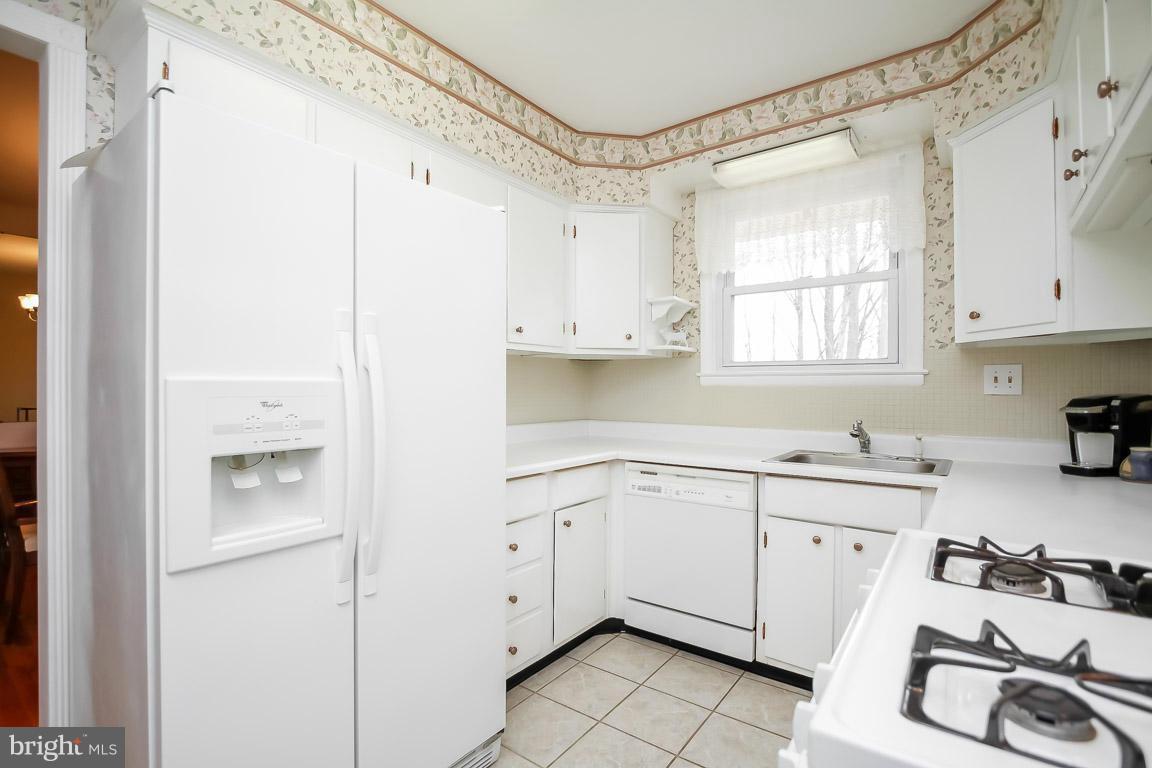 15 Edgeclift Road Towson, MD 21286 - Photo 8 of 26 Kitchen