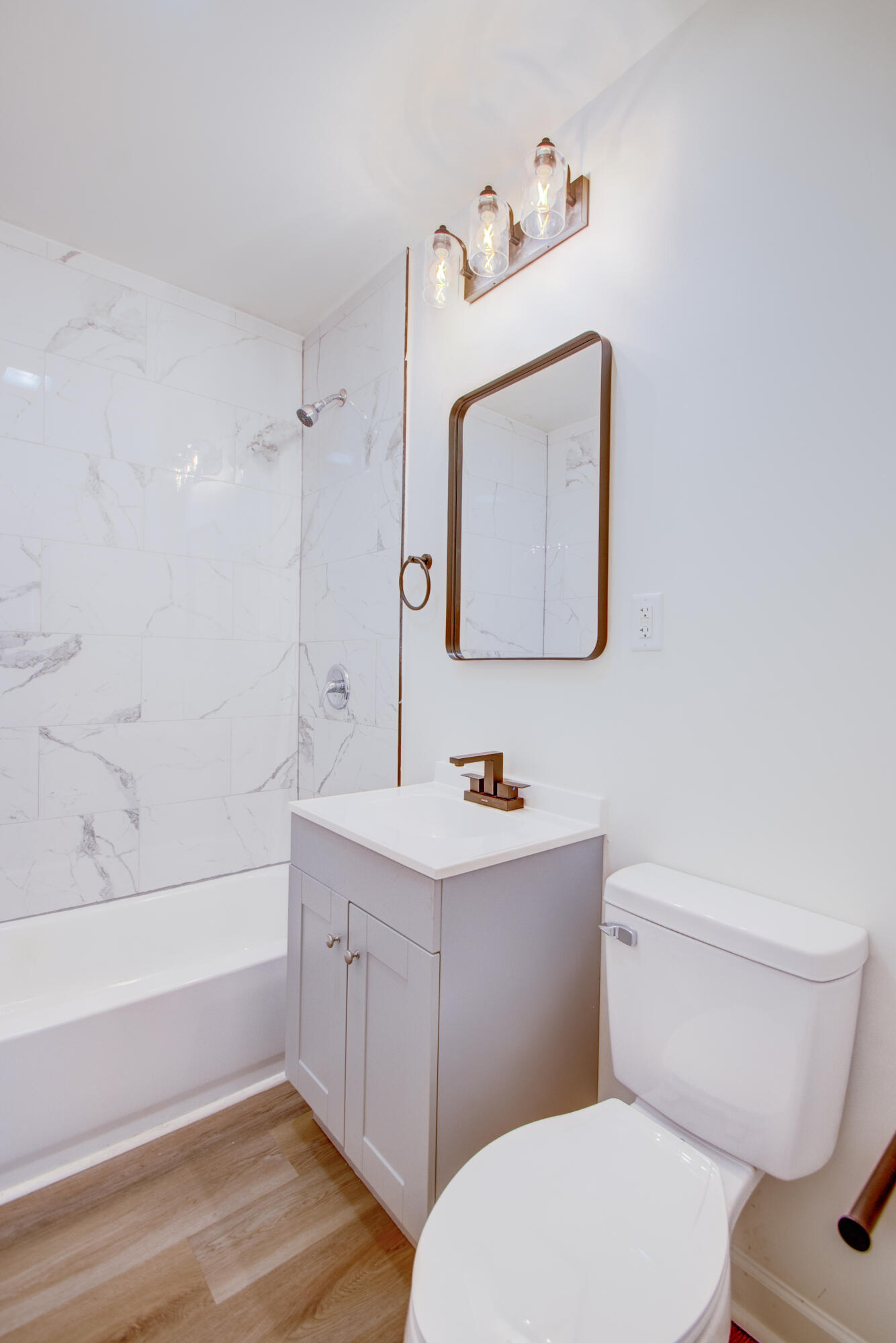 613 Tennessee Street Gary, IN 46402 - Photo 28 of 39 a bathroom with a toilet a sink and bathtub