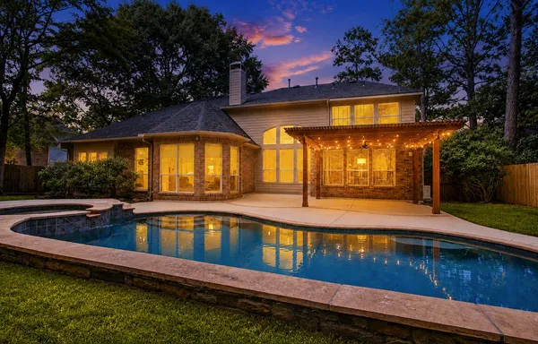 $988,000 | 19 Wildever Place, The Woodlands, TX 77382