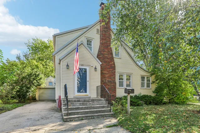 $274,000 | 325 Warren Avenue, Reedsburg, WI 53959