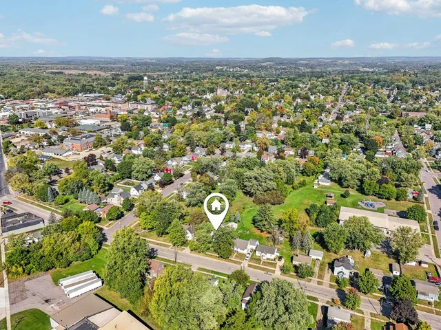 $274,000 | 325 Warren Avenue, Reedsburg, WI 53959