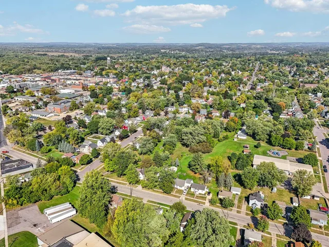 $274,000 | 325 Warren Avenue, Reedsburg, WI 53959