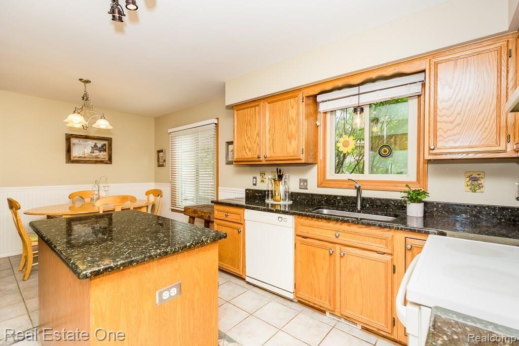 1034 River Mist Drive Rochester, MI 48307 - Photo 5 of 38 River Mist-W017.jpg