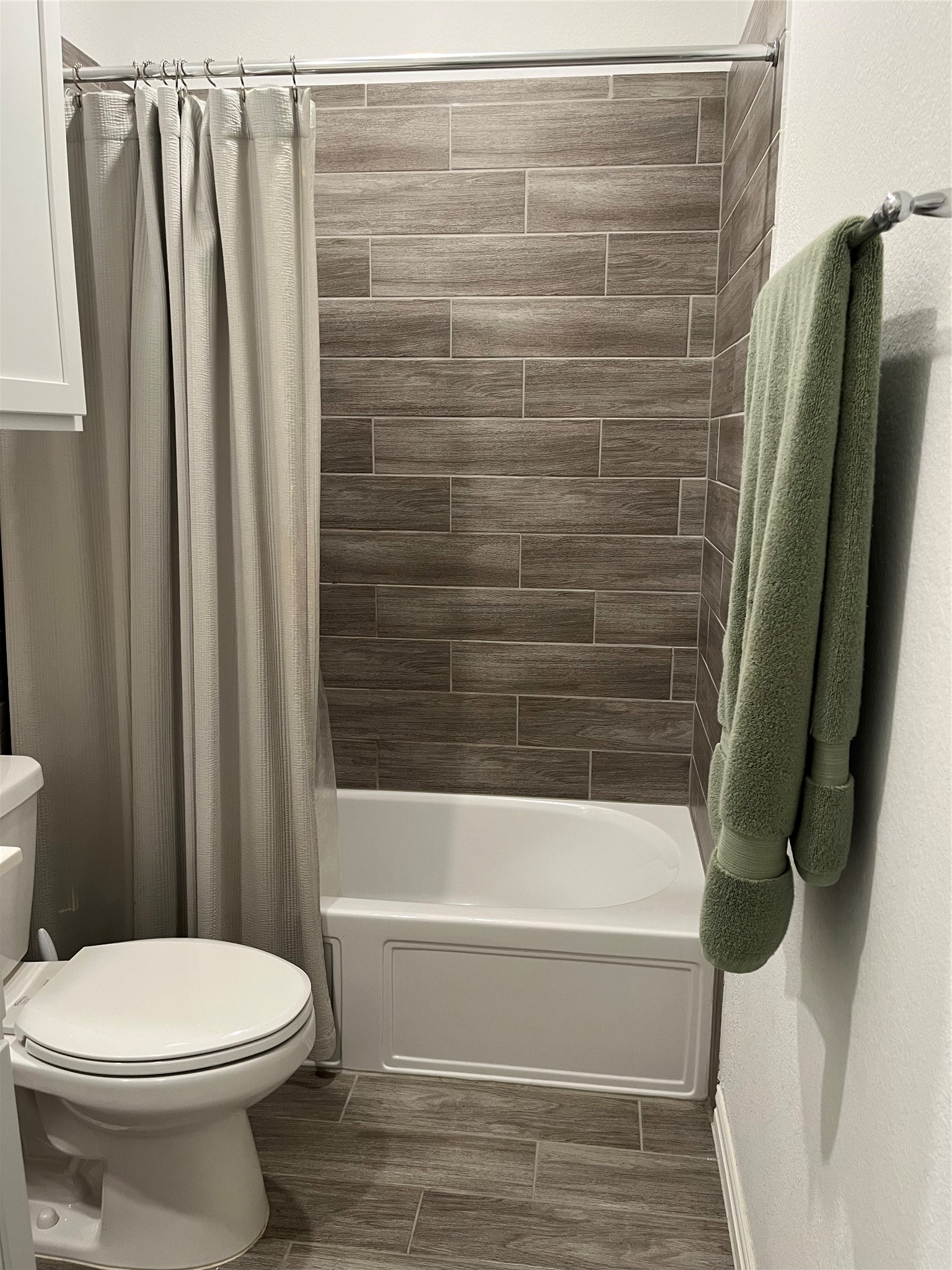 14242 Amherst Mdw Trail Rosharon, TX 77583 - Photo 16 of 36 Hall Bathroom has Beautiful Tile & Roomy