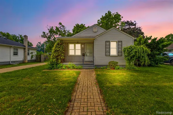 $1,800 | 77 Huron Avenue, Mount Clemens, MI 48043