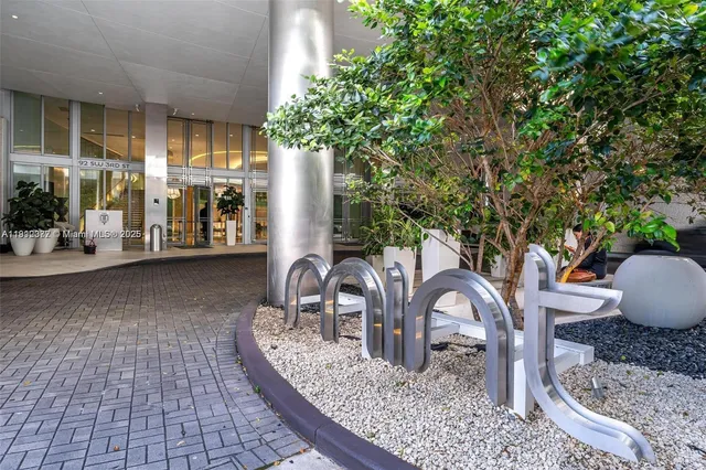 $3,300 | 92 Southwest 3rd Street, Unit 4107, Miami, FL 33130