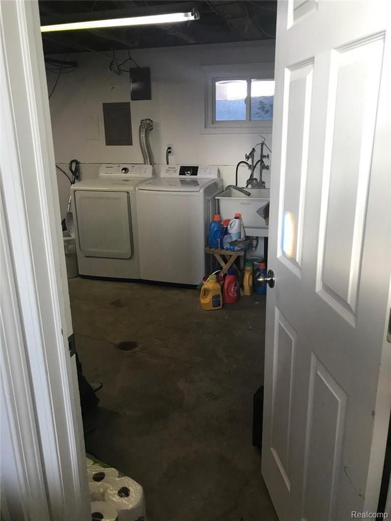 32151 Covington Road Rockwood, MI 48173 - Photo 19 of 30 LAUNDRY AREA.jpg