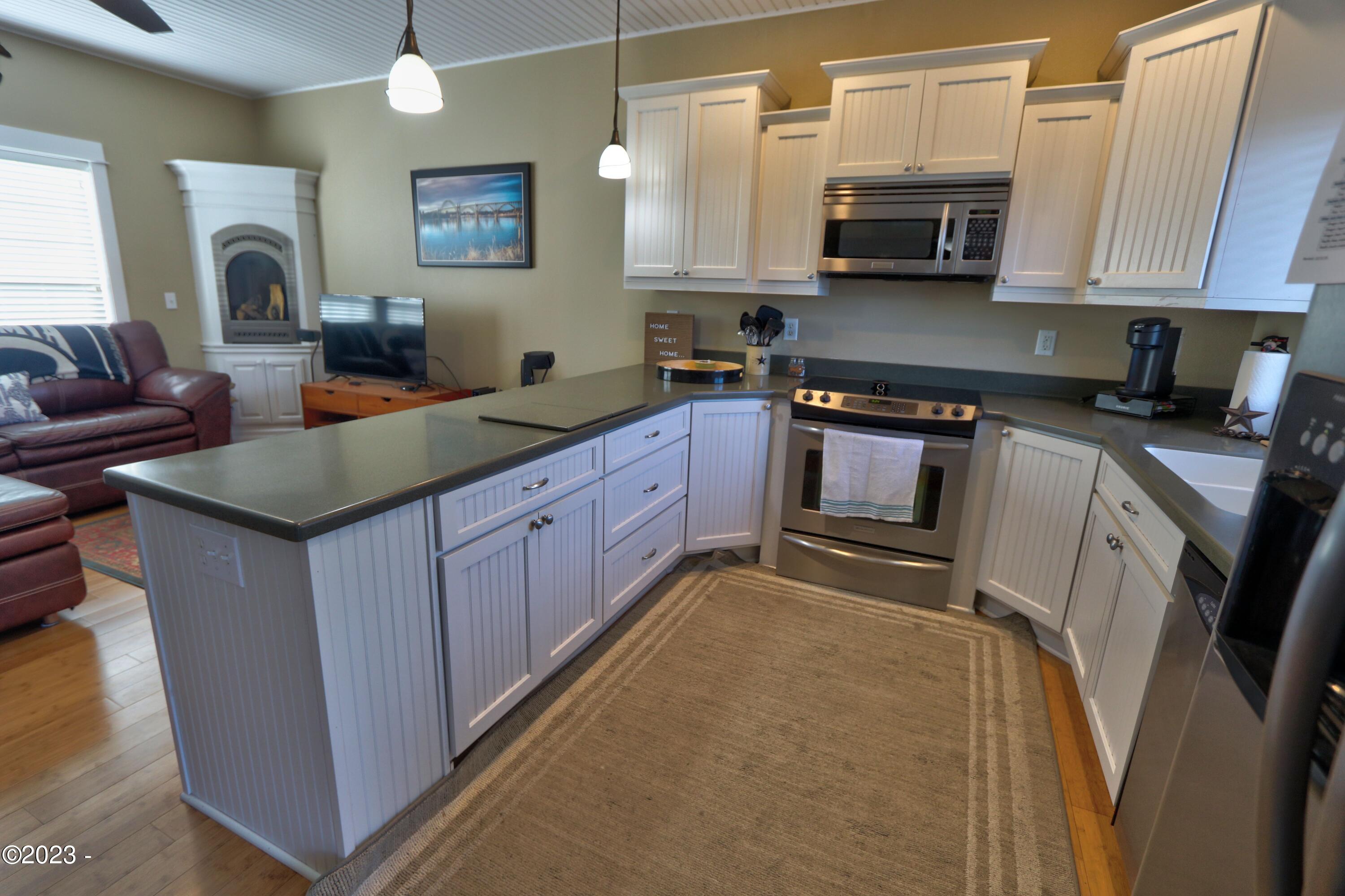 2910 Southwest Brant Street Newport, OR 97366 - Photo 10 of 33 IMG_6693_4_5