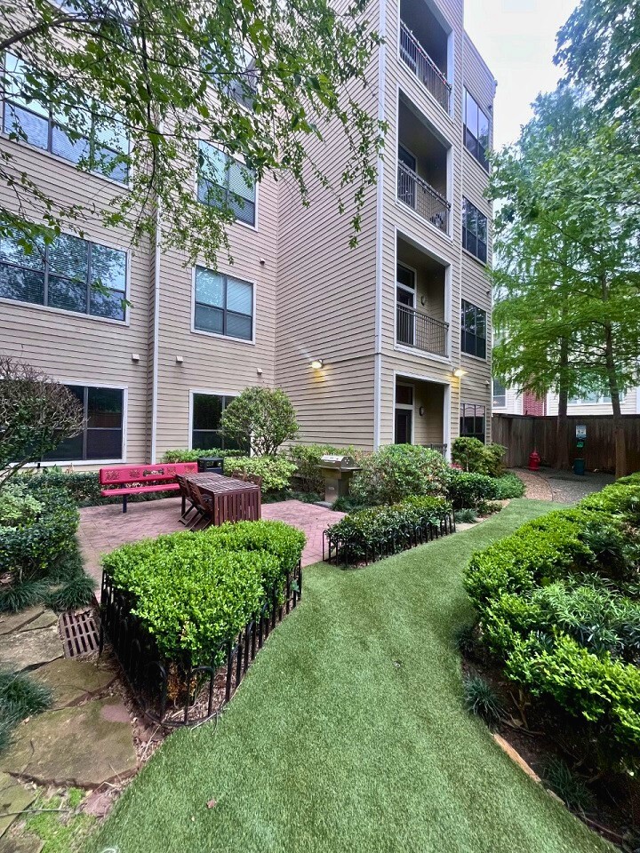 306 McGowen Street, Unit 1121 Houston, TX 77006 - Photo 8 of 20 Bark Park with seating