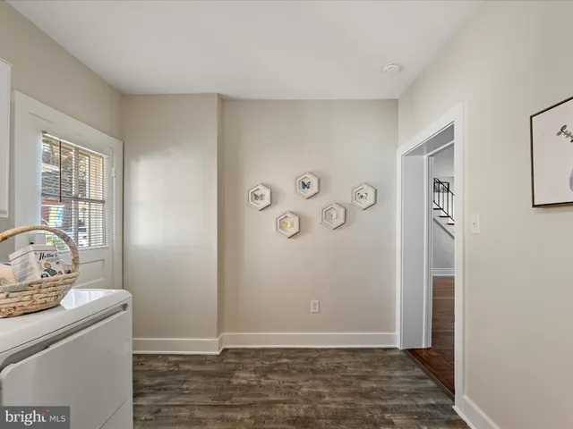 a view of livingroom with furniture