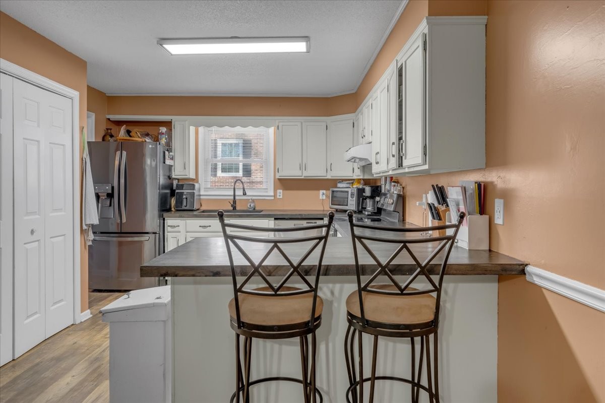 202 Mortons Lake Road Manchester, TN 37355 - Photo 16 of 41 a table and chairs in a kitchen