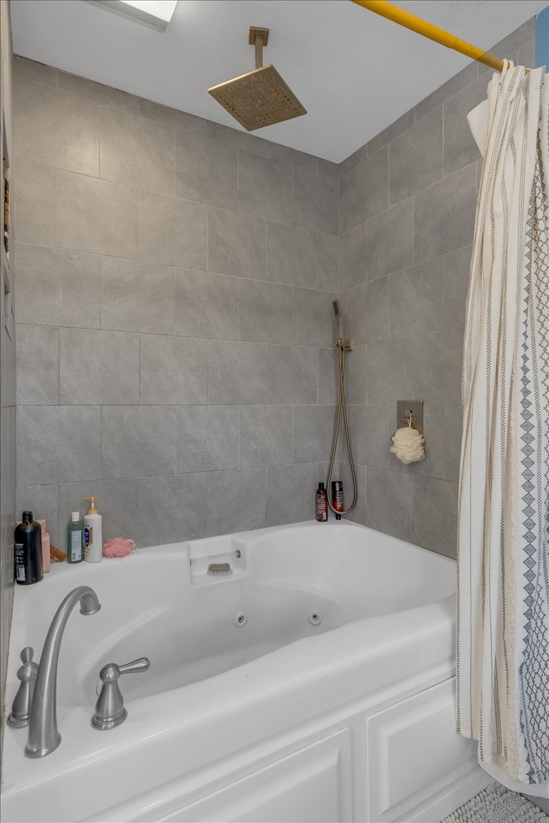 202 Mortons Lake Road Manchester, TN 37355 - Photo 28 of 41 a bathroom with a tub and a sink