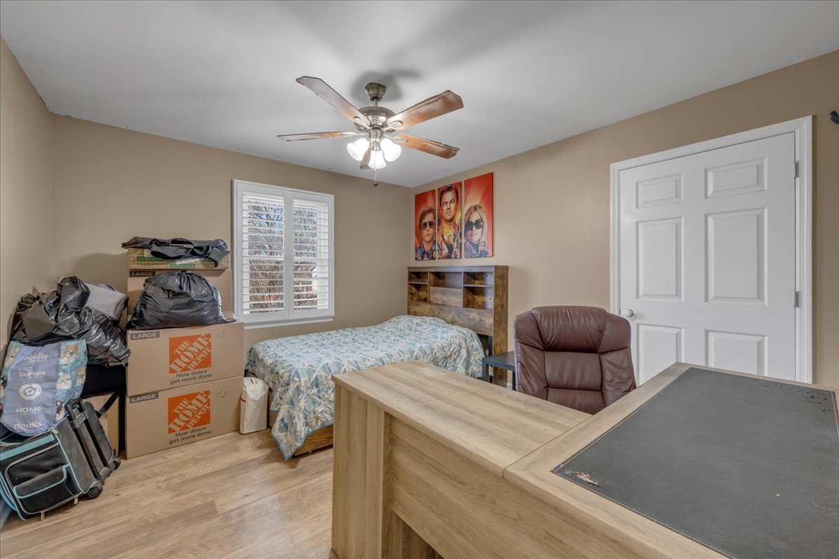202 Mortons Lake Road Manchester, TN 37355 - Photo 31 of 41 a living room with furniture and a window