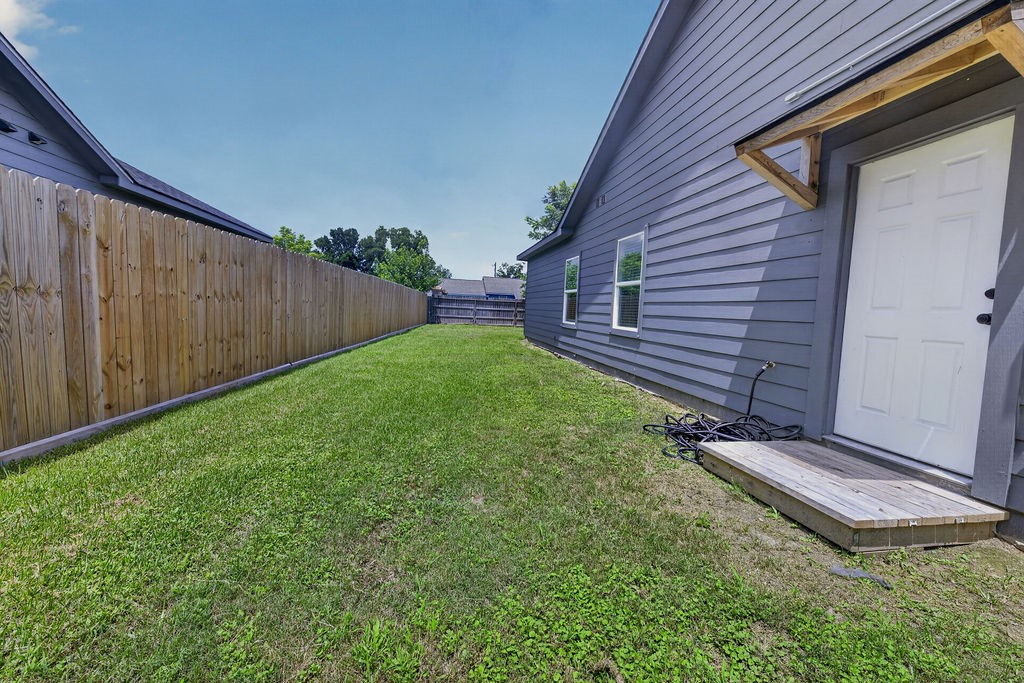 715 Rosedale Street La Marque, TX 77568 - Photo 18 of 20 Large Side yard.