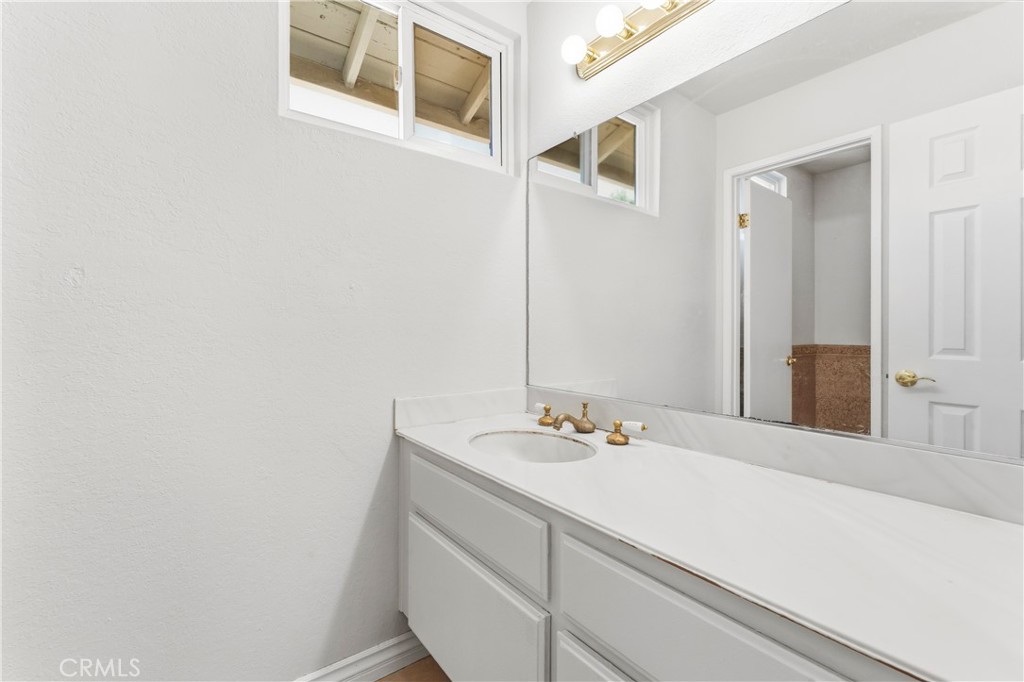 5259 Galloway Street Rancho Cucamonga, CA 91701 - Photo 21 of 34 Hallway Bathroom