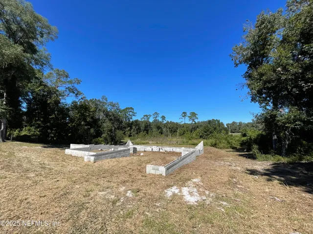 a view of a yard with a tree