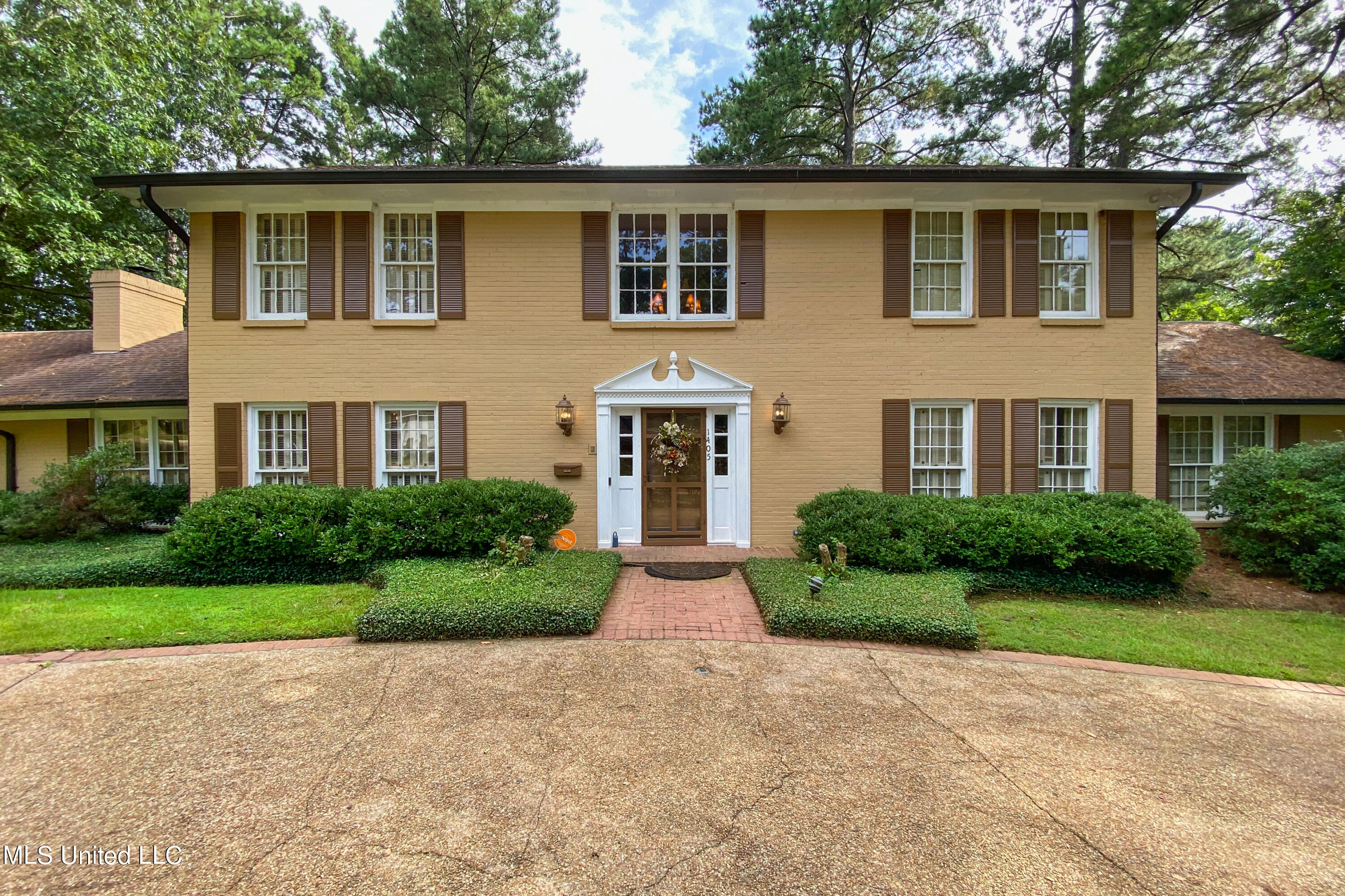 1405 Roxbury Place Jackson, MS 39211 - Photo 1 of 45 Front