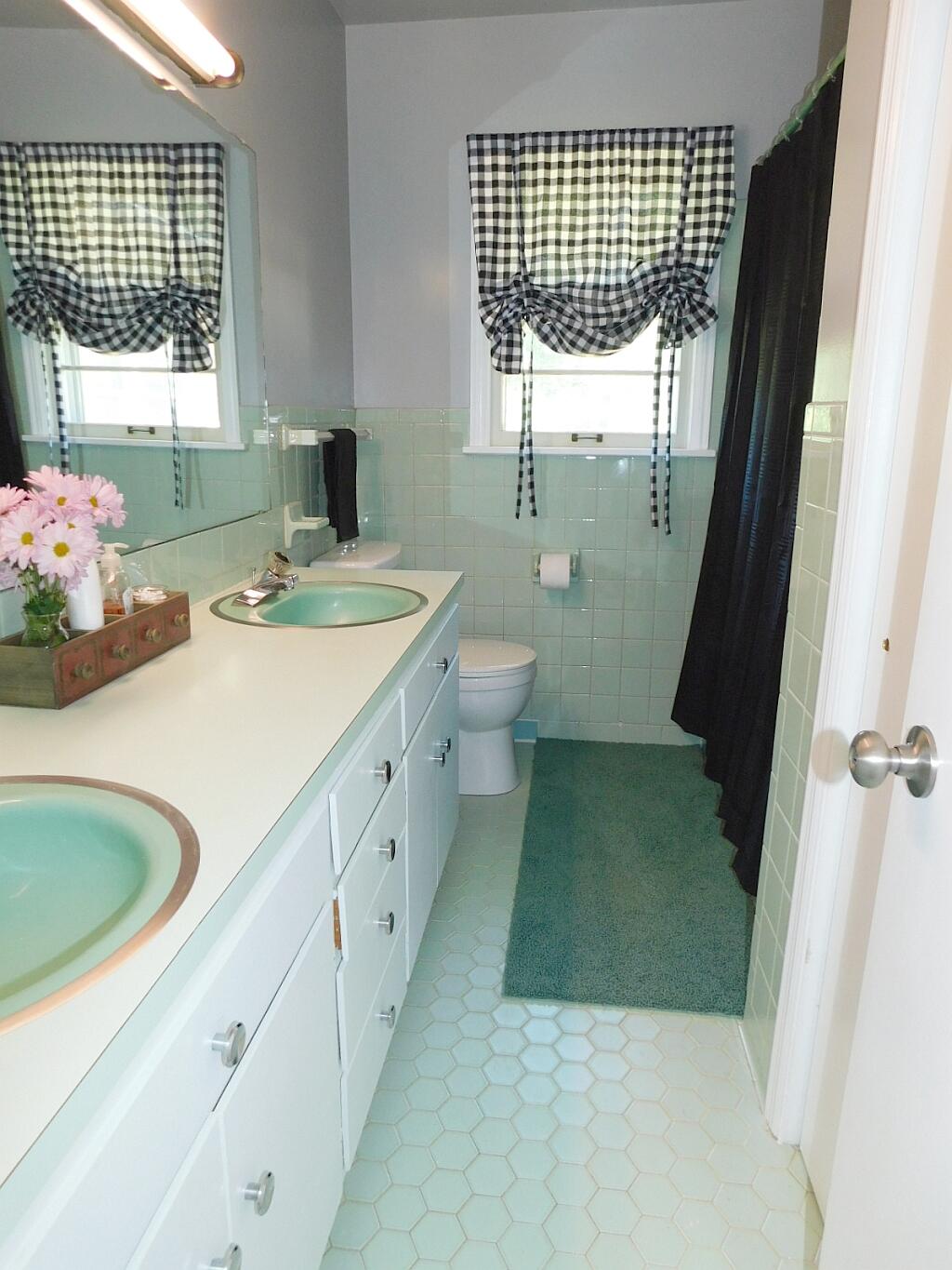 3269 Pitzer Road Roanoke, VA 24014 - Photo 24 of 33 Hall Bath