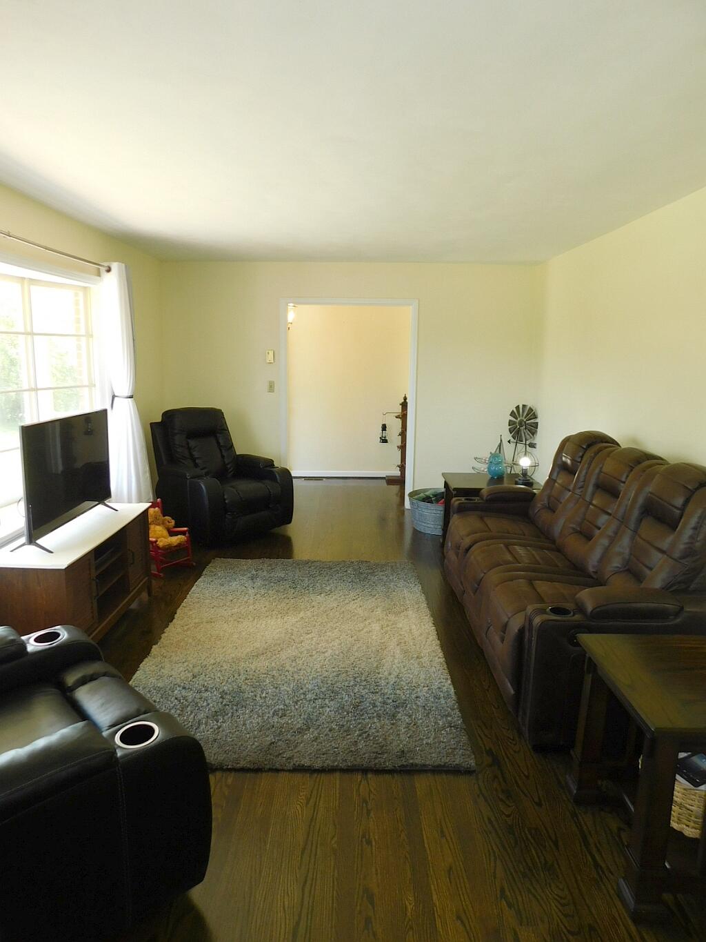 3269 Pitzer Road Roanoke, VA 24014 - Photo 3 of 33 Living Room