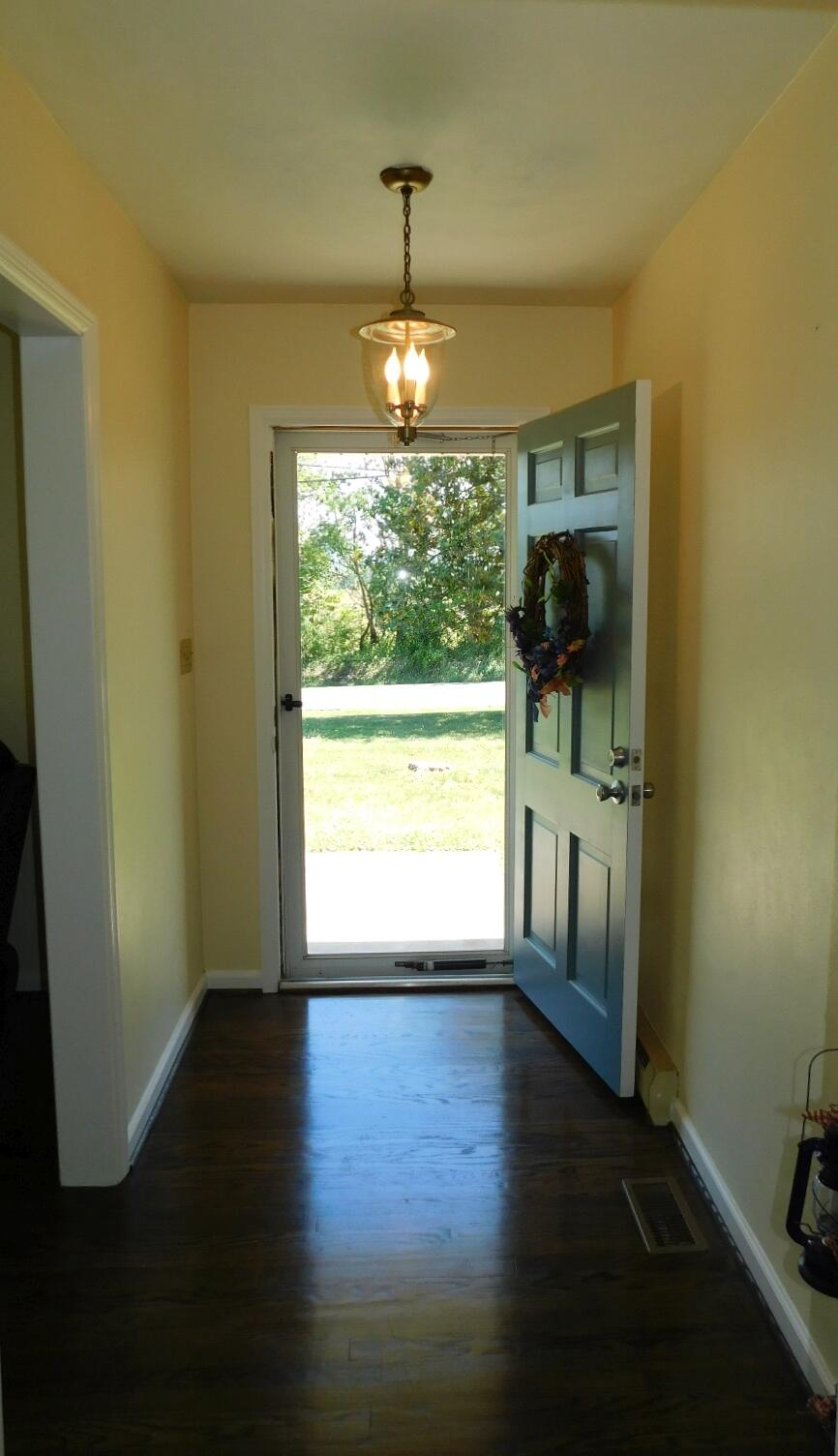 3269 Pitzer Road Roanoke, VA 24014 - Photo 4 of 33 Foyer