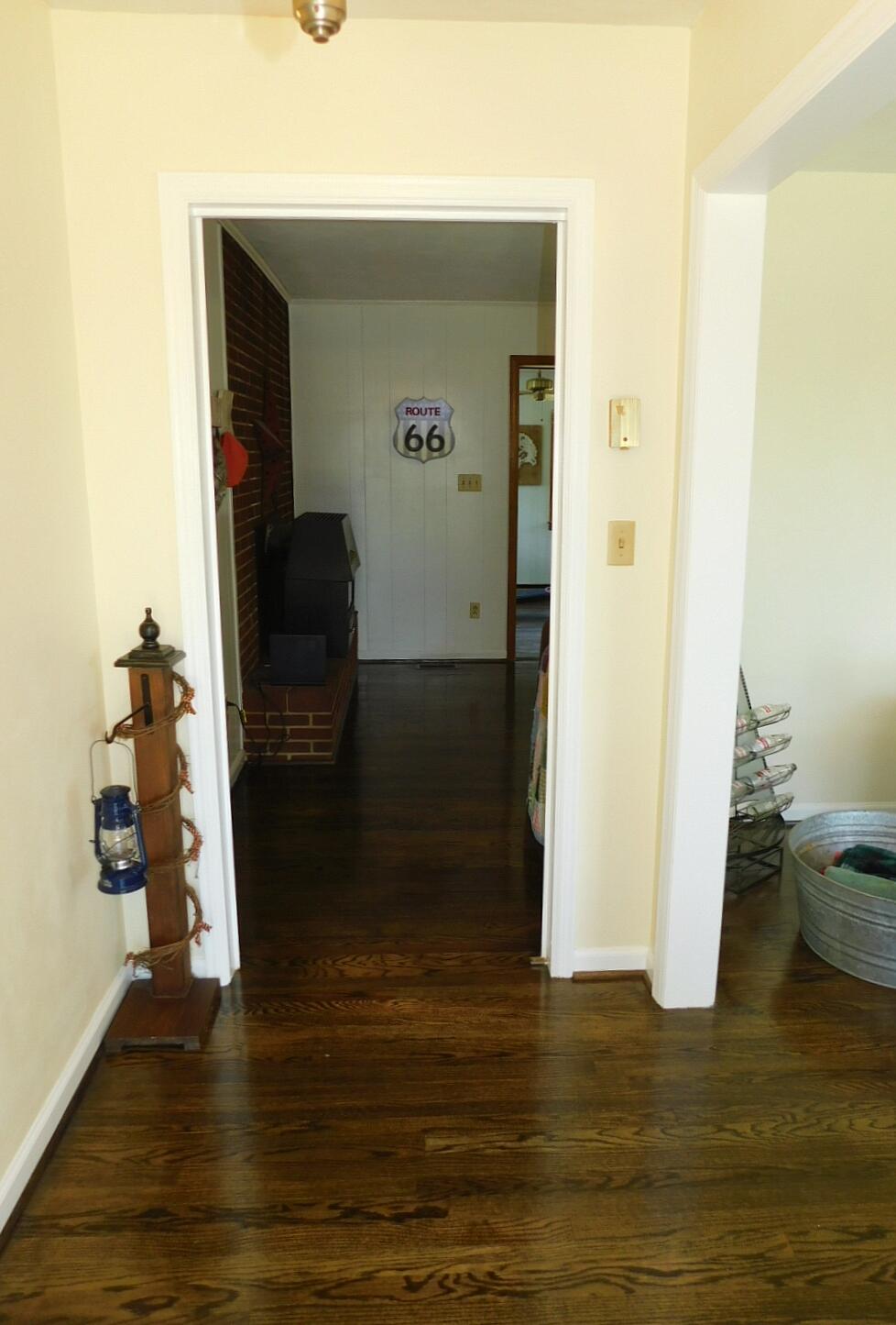 3269 Pitzer Road Roanoke, VA 24014 - Photo 5 of 33 Foyer